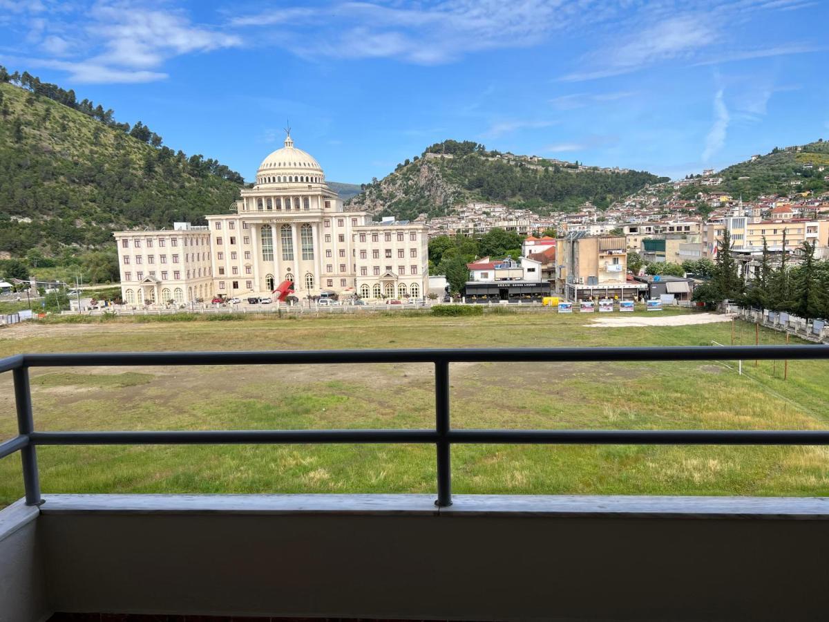 Entire Apartment Castle View ベラト エクステリア 写真